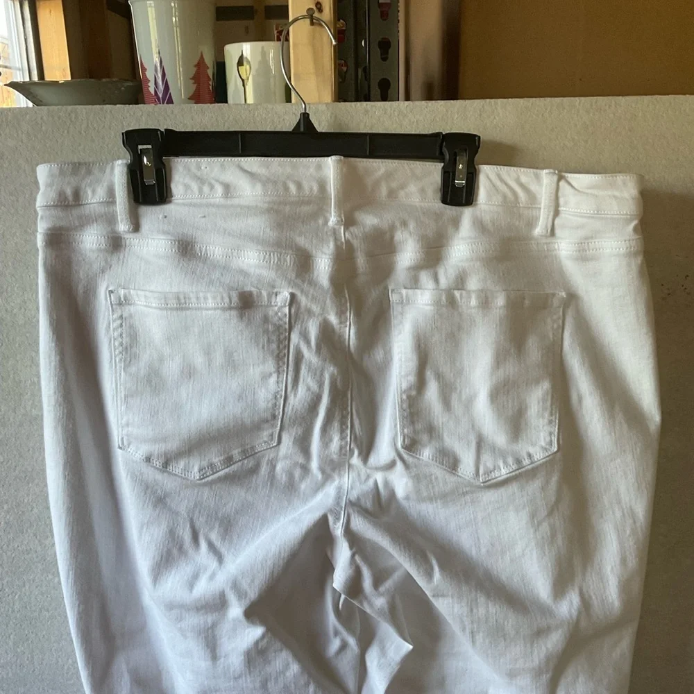 Talbots jegging crop. Size 18W White.